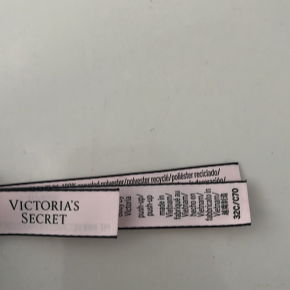 New without tags Victoria’s Secret push up bra. Size 32D - Picture 3 of 5